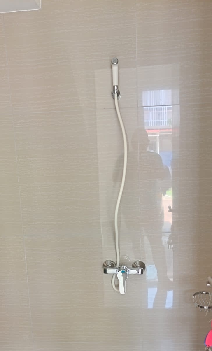 Penampakan Shower dalam kamar mandi yang nyeleneh ini bikin auto ngakak